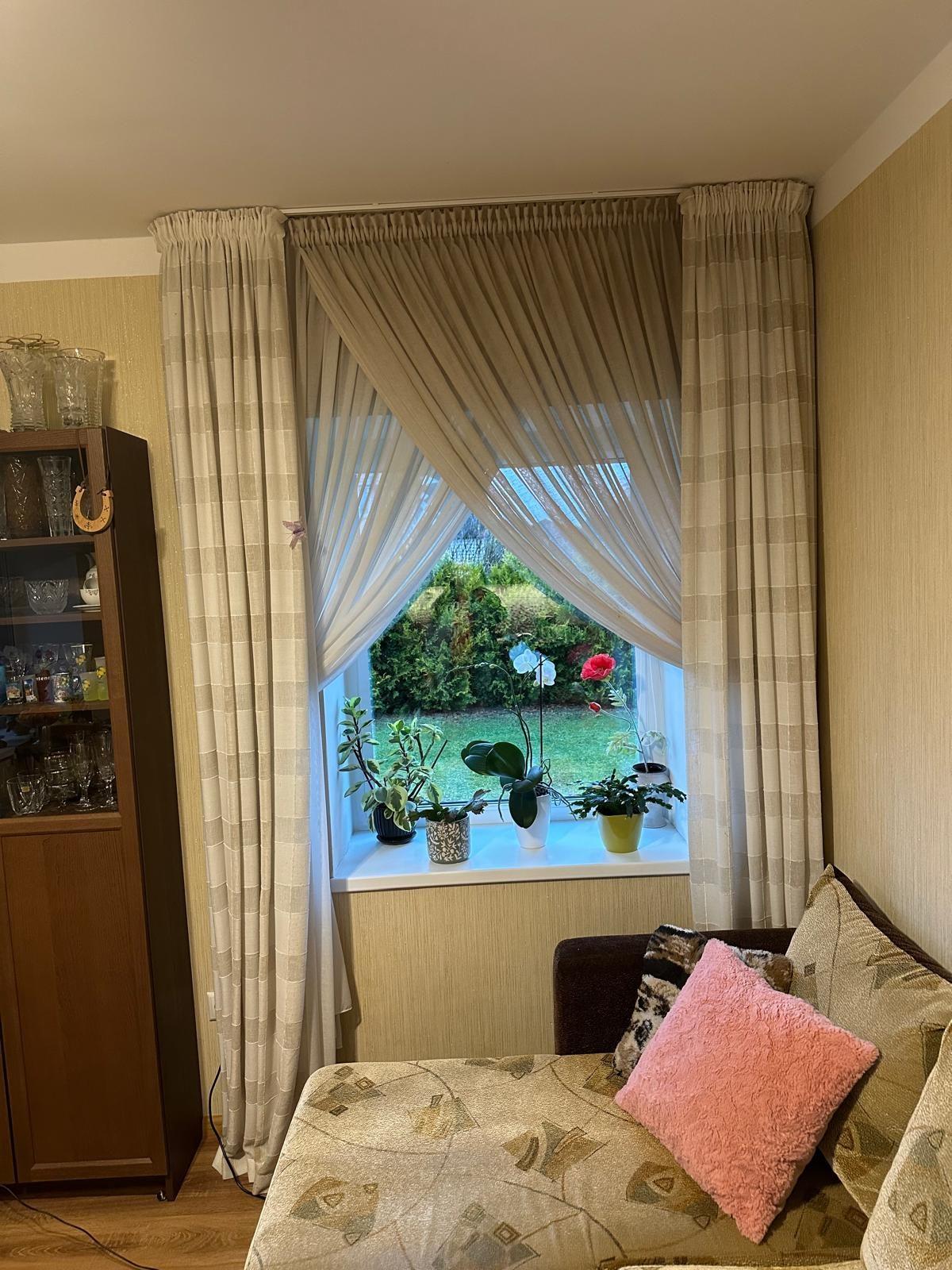Dienas un nakts aizkari mājīgā viesistabā