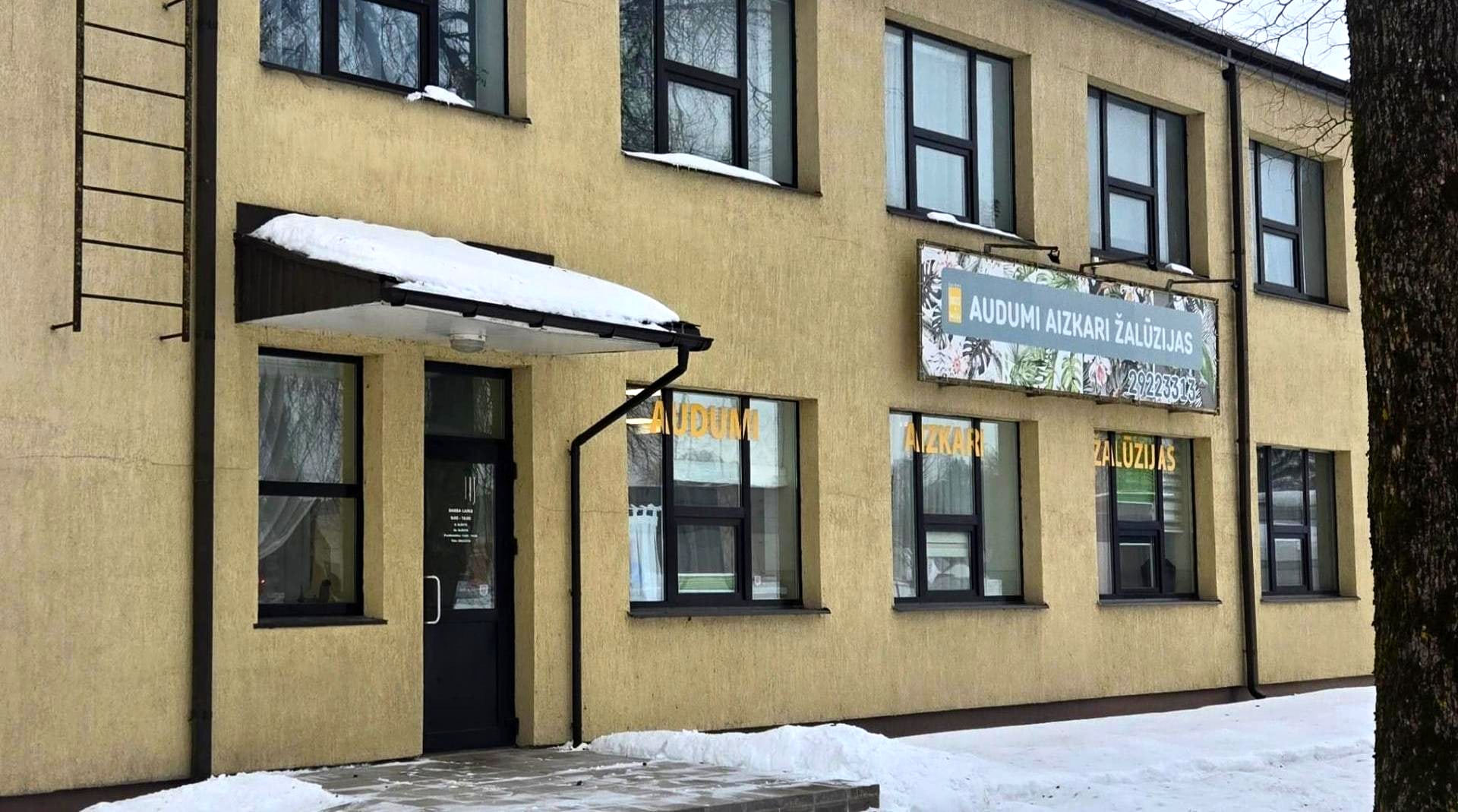 Salons Tekstils + Māja — ēkas fasāde Rīgas ielā 13, Ogrē
